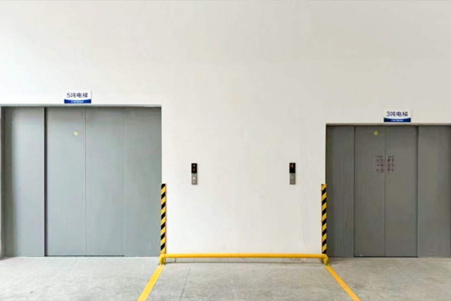 Thang máy chở hàng kéo